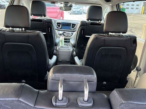 Used 2018 Chrysler Pacifica Limited w/ Tire & Wheel Group FWD image 19