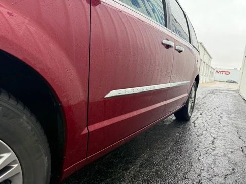 Used 2014 Chrysler Town & Country Touring-L w/ Driver Convenience Group image 5