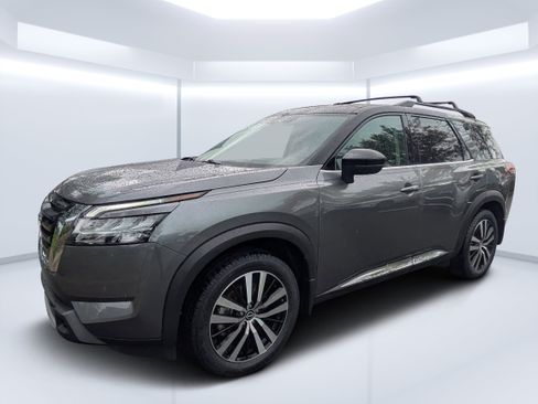 Used 2023 Nissan Pathfinder Platinum w/ Cargo Package AWD/4WD image 7