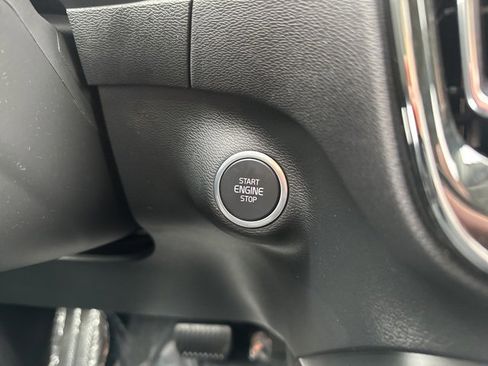 Certified 2025 Volvo XC40 B5 Plus image 28