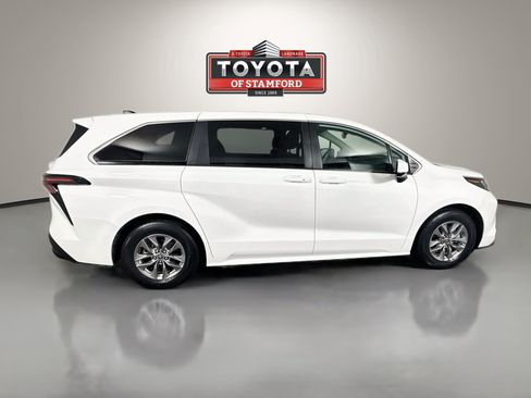 Certified 2026 Toyota Sienna LE AWD/4WD image 8