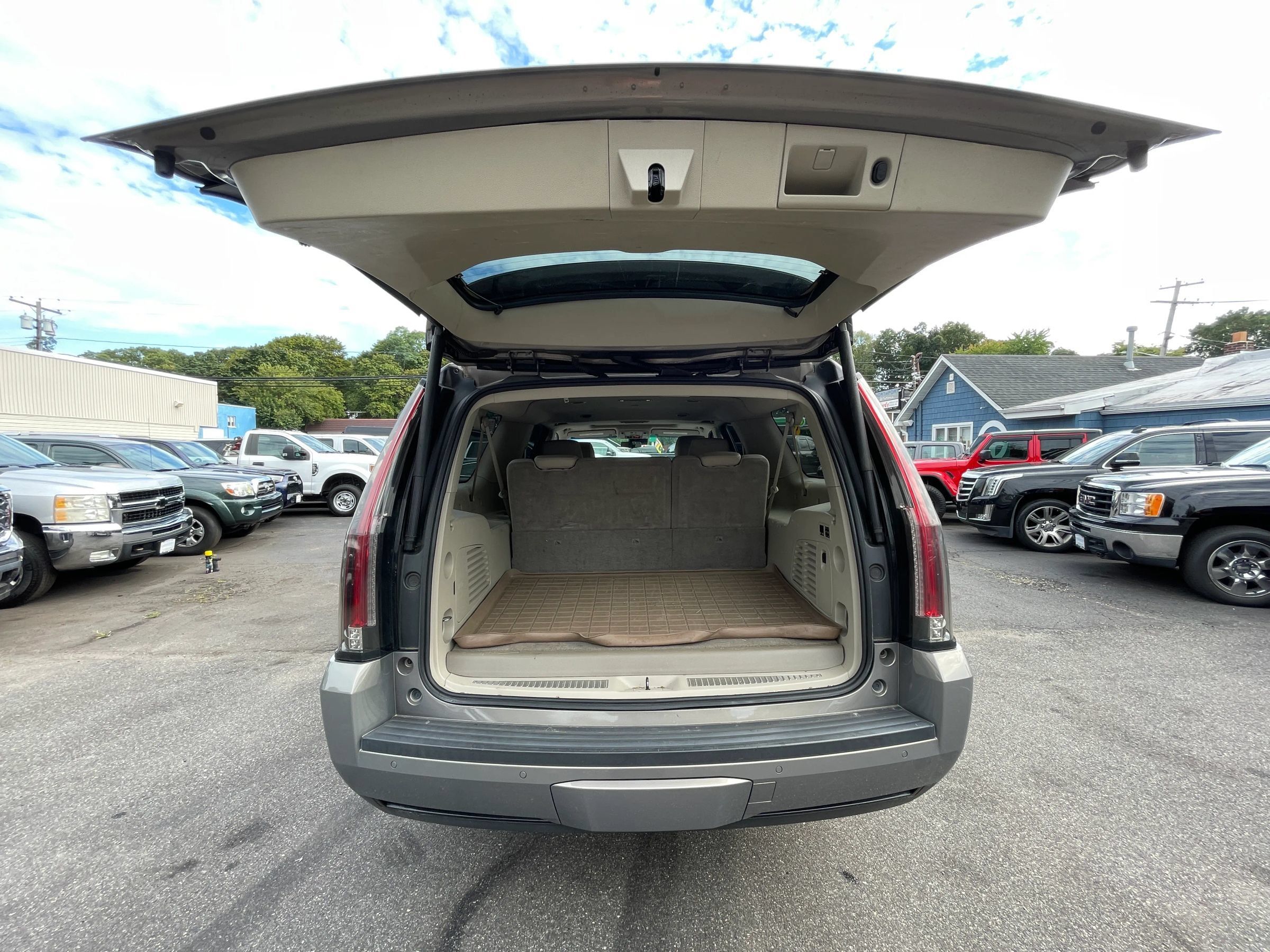 Used 2018 Cadillac Escalade ESV Luxury AWD/4WD image 18