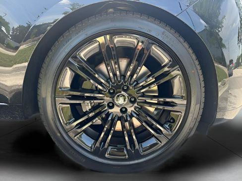 New 2025 Land Rover Range Rover SE image 36