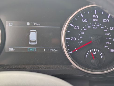 Used 2022 Kia Carnival LX image 10