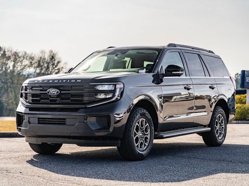 New 2026 Ford Expedition Active image 2