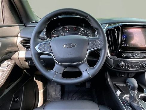Used 2023 Chevrolet Traverse LT FWD image 8