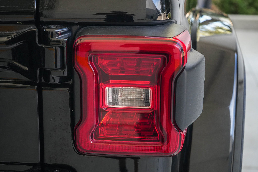 Used 2024 Jeep Wrangler High Altitude AWD/4WD image 7