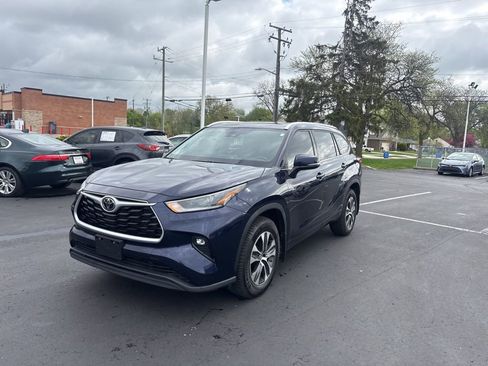 Used 2021 Toyota Highlander XLE AWD/4WD image 2