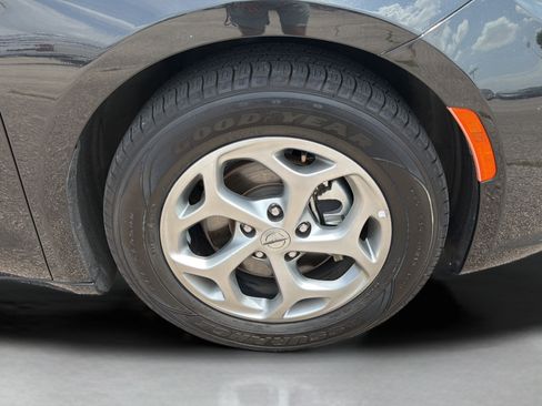 Used 2023 Chrysler Pacifica Limited FWD image 26