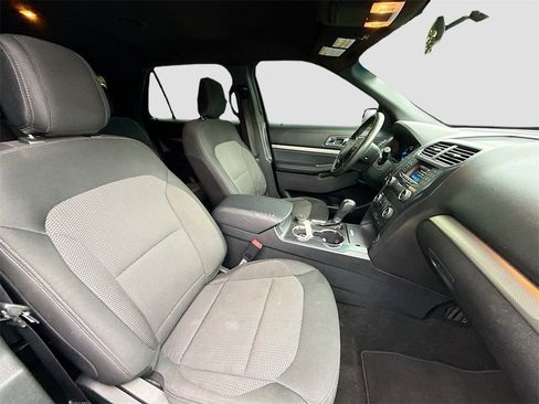 Used 2018 Ford Explorer XLT image 28