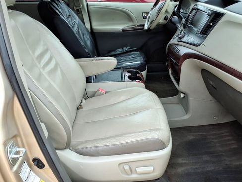 Used 2013 Toyota Sienna Limited w/ Premium Pkg AWD/4WD image 4