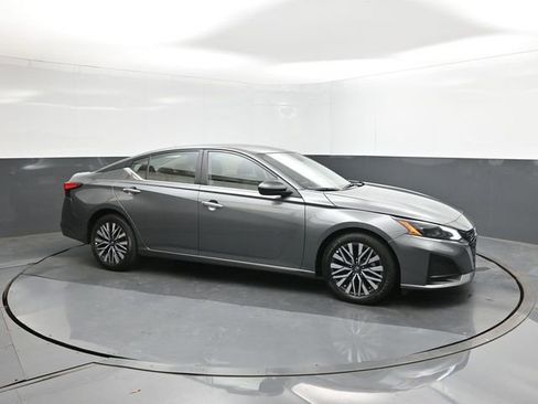 Used 2025 Nissan Altima 2.5 SV image 26