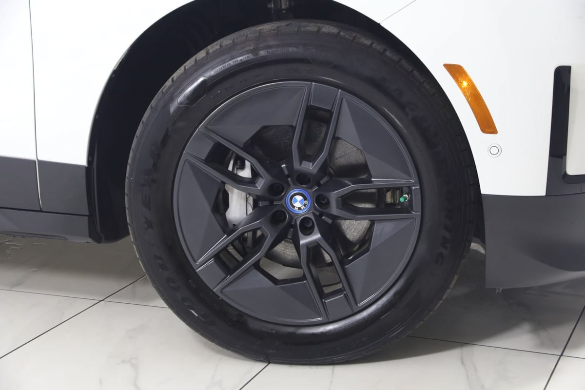 Used 2023 BMW iX xDrive50 AWD/4WD image 17
