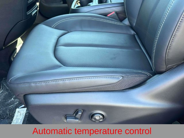 New 2027 Chrysler Pacifica Select AWD/4WD image 18