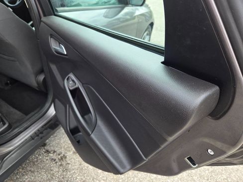 Used 2014 Ford Focus SE w/ SE Sport Package image 29