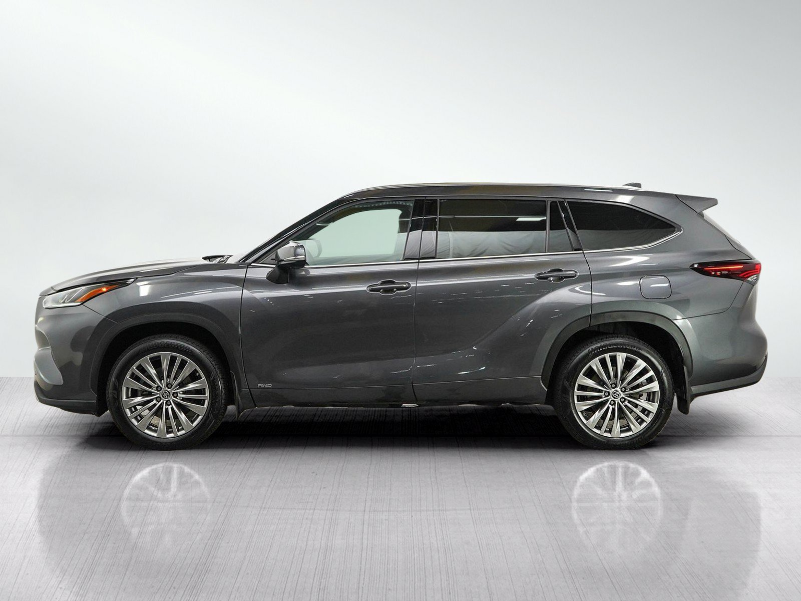 Used 2024 Toyota Highlander Platinum AWD/4WD image 2