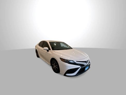 Used 2022 Toyota Camry SE image 2