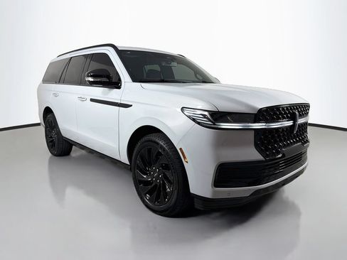 Used 2026 Lincoln Navigator Reserve w/ Jet Appearance Package AWD/4WD image 3