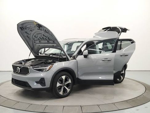 Used 2024 Volvo XC40 B5 Plus AWD/4WD image 11