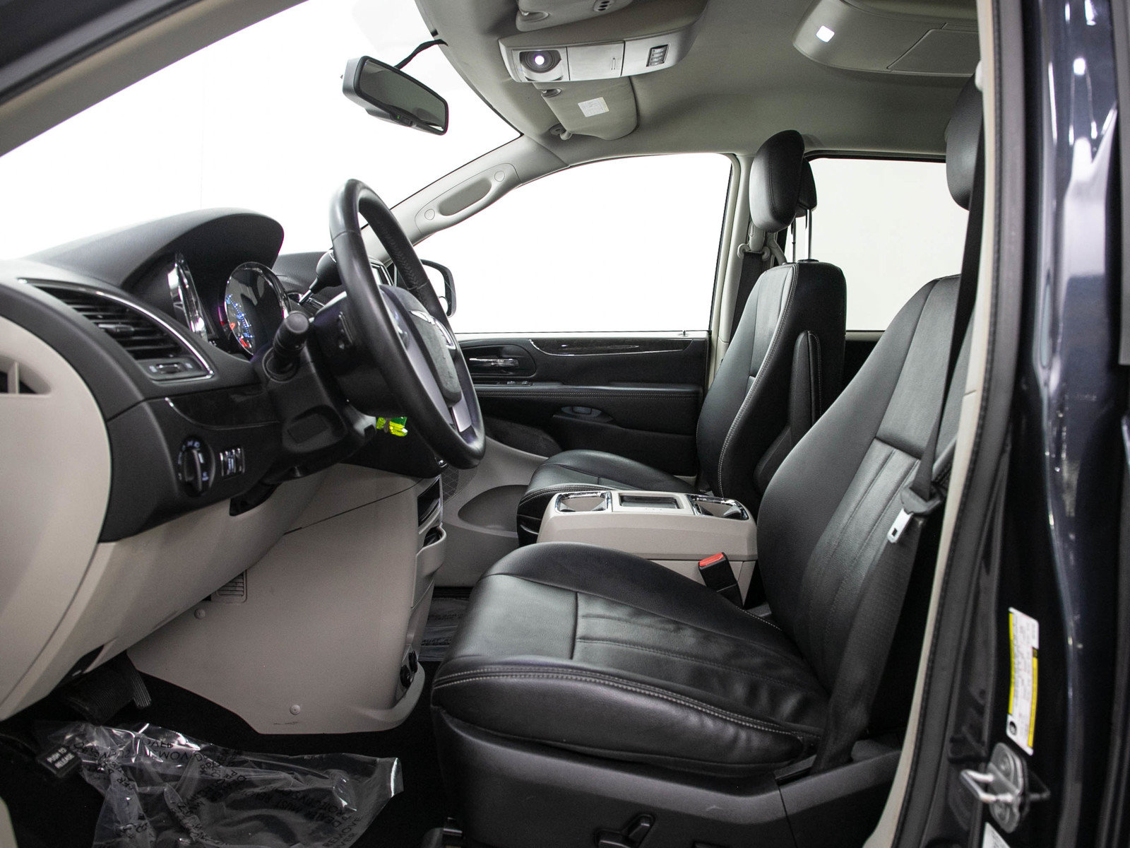 Used 2013 Chrysler Town & Country Touring FWD image 25