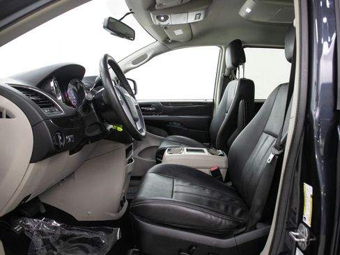 Used 2013 Chrysler Town & Country Touring FWD image 25