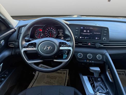 Used 2021 Hyundai Elantra SE FWD image 25