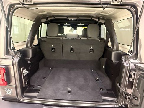 Used 2025 Jeep Wrangler Sahara image 16