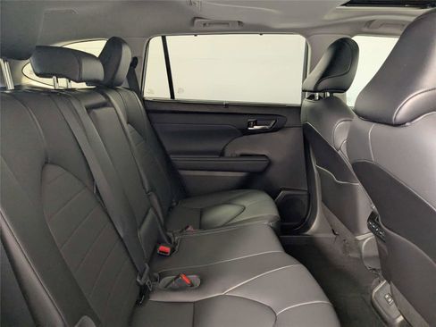 Used 2021 Toyota Highlander XLE image 30