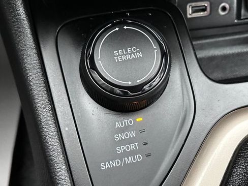 Used 2017 Jeep Cherokee Limited image 18