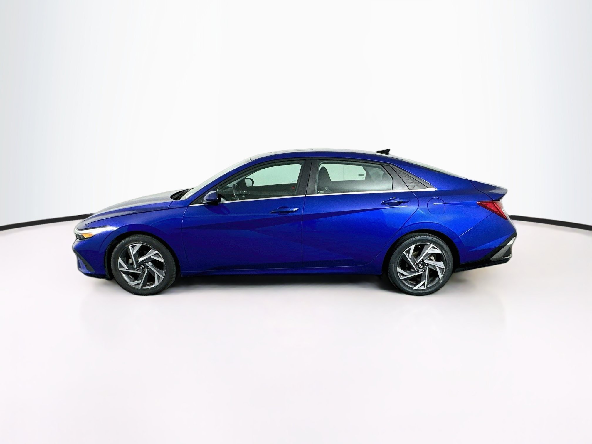 Used 2025 Hyundai Elantra SEL FWD image 4