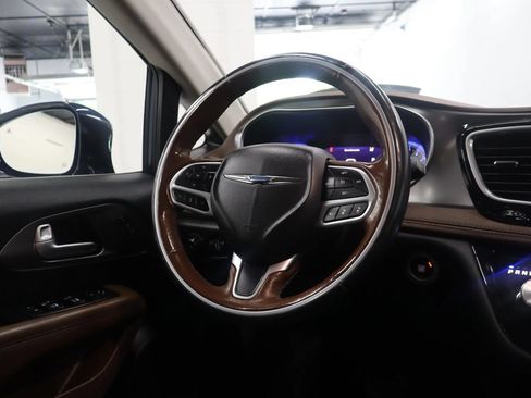 Used 2019 Chrysler Pacifica Limited w/ Tire & Wheel Group FWD image 37