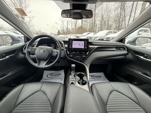 Used 2022 Toyota Camry SE image 2