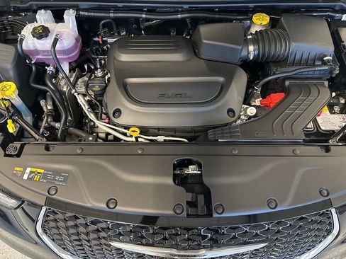 New 2026 Chrysler Pacifica Select image 6