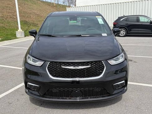 New 2026 Chrysler Pacifica Limited w/ Uconnect Theater Family Group FWD image 9