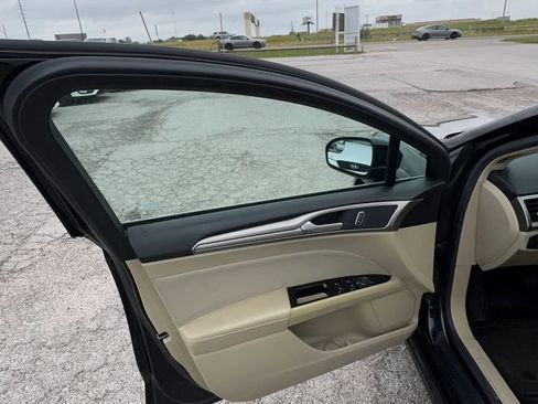 Used 2015 Ford Fusion SE FWD image 10