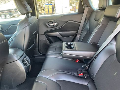 Used 2019 Jeep Cherokee Latitude Plus w/ Cold Weather Group AWD/4WD image 19