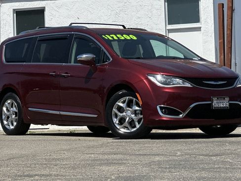 Used 2018 Chrysler Pacifica Limited FWD image 2