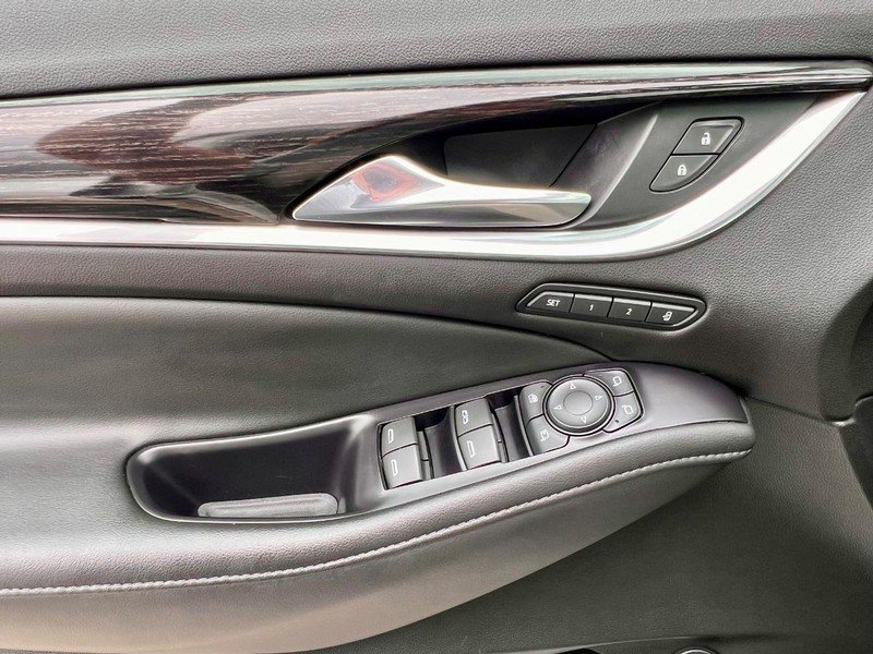 Used 2021 Buick Enclave Avenir w/ Avenir Technology Package AWD/4WD image 30
