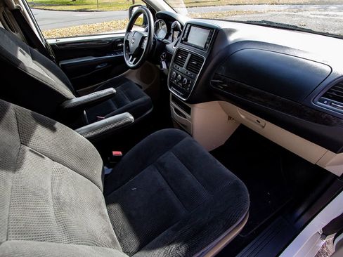 Used 2019 Dodge Grand Caravan SE w/ UConnect Hands-Free Group image 21