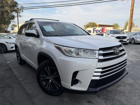 Used 2018 Toyota Highlander LE FWD image 3
