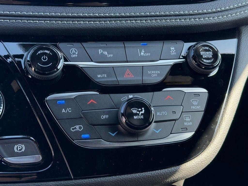 New 2026 Chrysler Pacifica Select FWD image 17