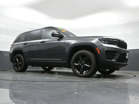 Used 2025 Jeep Grand Cherokee Altitude AWD/4WD image 43