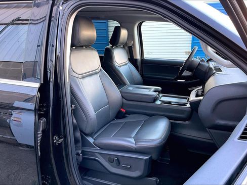 Certified 2025 Ford Expedition Active image 9