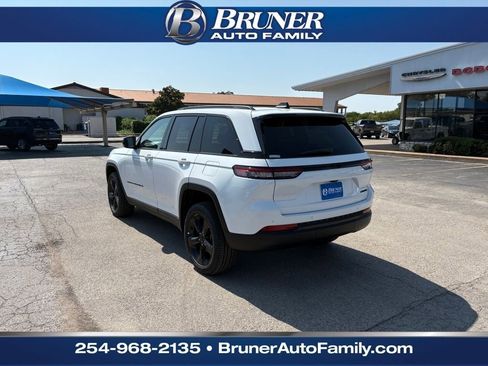 New 2025 Jeep Grand Cherokee Limited w/ Black Appearance Package image 8