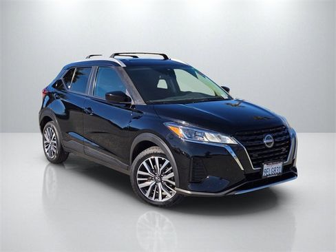 Used 2022 Nissan Kicks SV image 1