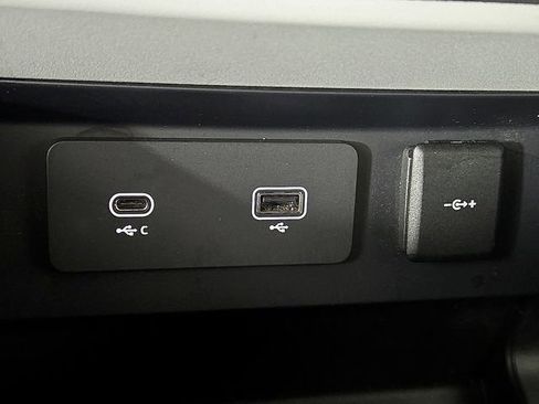 Used 2023 Land Rover Defender 90 SE image 25