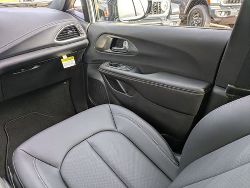 New 2026 Chrysler Pacifica Select image 19