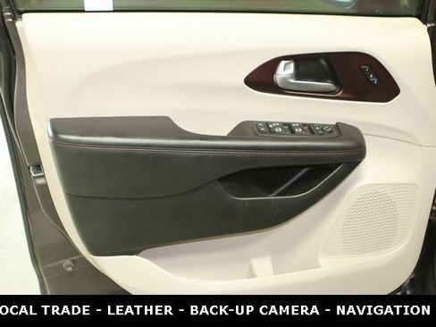 Used 2017 Chrysler Pacifica Limited image 13