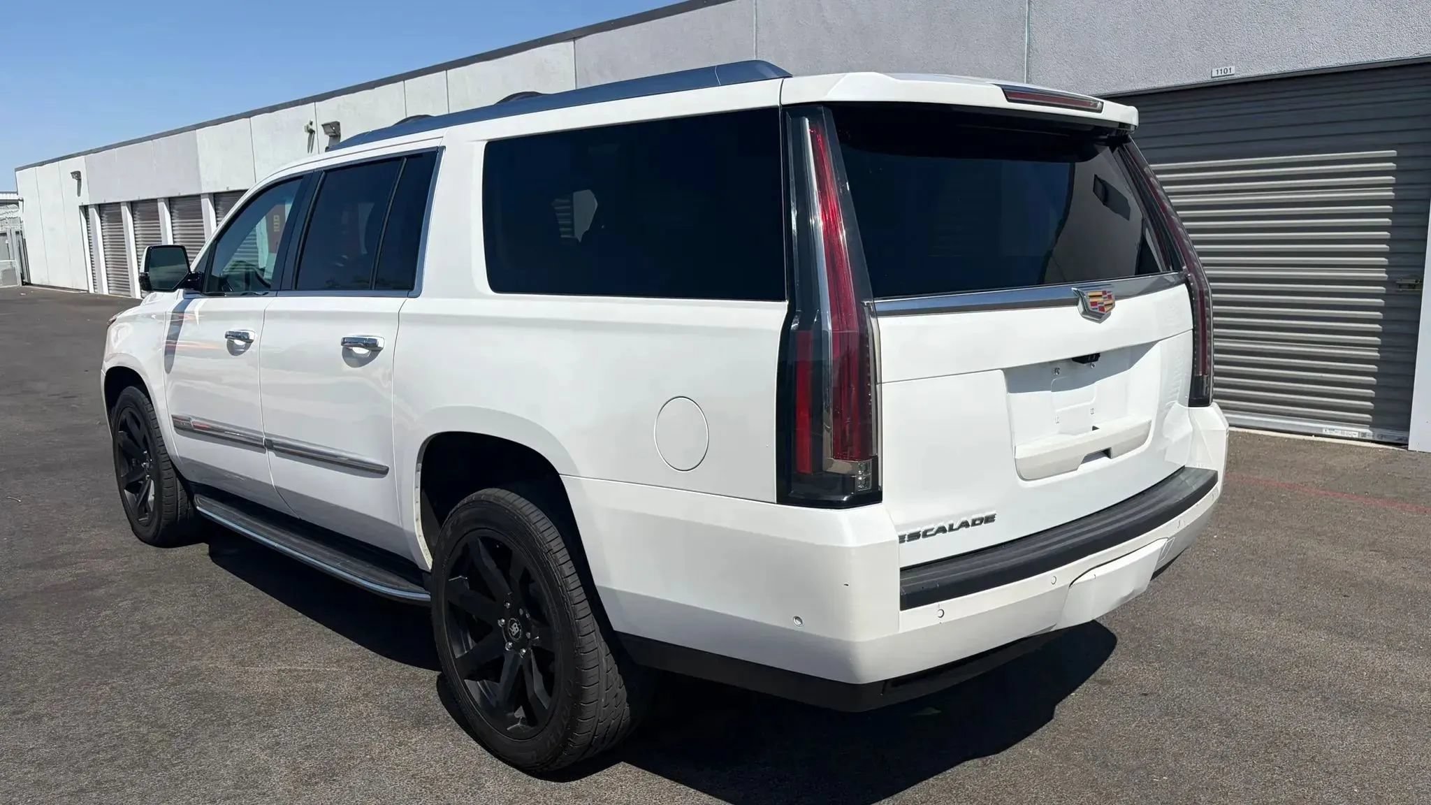Used 2018 Cadillac Escalade ESV Luxury AWD/4WD image 3