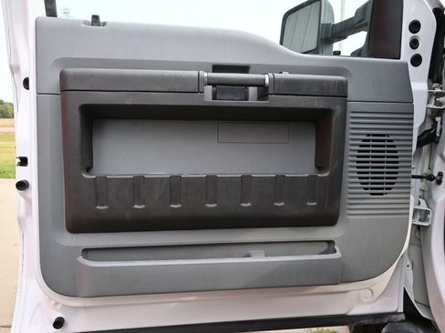 Used 2016 Ford F550 2WD Regular Cab Super Duty image 28